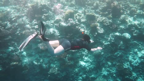 Buceador-En-Arrecife-De-Coral-En-Las-Maldivas.