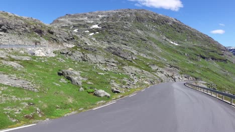Una-Pareja-Recorre-Una-Carretera-De-Montaña-En-Noruega-En-Una-Autocaravana.