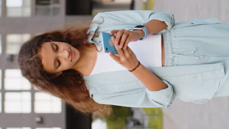 Lächelndes-Jugendliches-Mädchen,-Das-Mit-Dem-Smartphone-Text-Tippt,-Nachrichten-Beantwortet-Und-Online-In-Der-Stadtstraße-Chattet