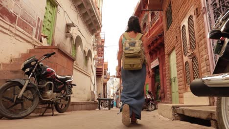 Una-Turista-Camina-Por-Las-Calles-De-Una-Ciudad-India.-Rajasthan,-Jodhpur-Indio-También-Ciudad-Azul
