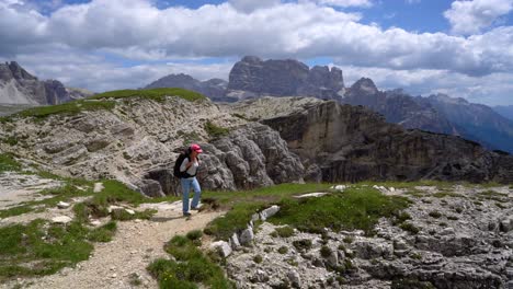 Mujer-Excursionista-De-Pie-Logrando-Los-Mejores-Alpes-Dolomitas.
