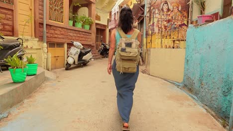 Una-Turista-Camina-Por-Las-Calles-De-Una-Ciudad-India.-Rajasthan,-Jodhpur-Indio-También-Ciudad-Azul