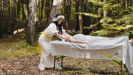 Terapeuta-Doctora-Haciendo-Mujer-Relajante-Spa-Masaje-Facial-Con-Las-Manos-Al-Aire-Libre-En-El-Bosque