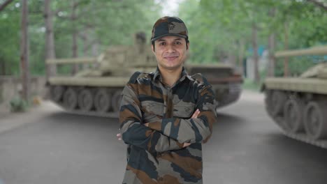Retrato-De-Feliz-Hombre-Del-Ejército-Indio