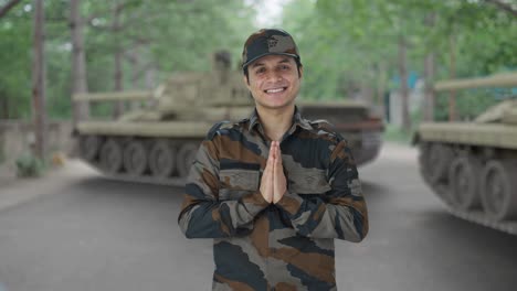 Feliz-Hombre-Del-Ejército-Indio-Haciendo-Namaste