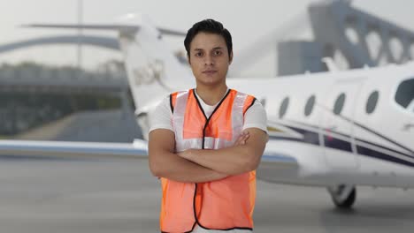 Porträt-Eines-Indischen-Bodenpersonals-Am-Flughafen