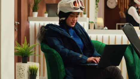 Asiatische-Frau-Arbeitet-Am-Laptop