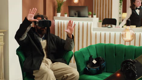 Traveler-uses-virtual-reality-technology