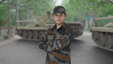 Porträt-Eines-Indischen-Armeemanns,-Der-Mit-Gekreuzten-Händen-Steht
