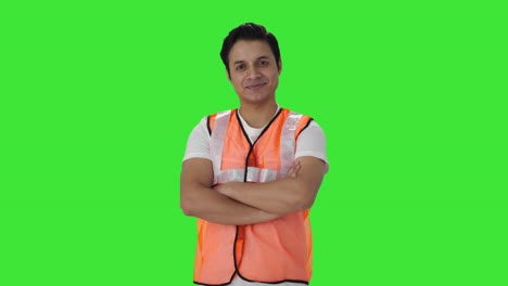 Retrato-De-Una-Feliz-Pantalla-Verde-Del-Trabajador-Del-Personal-De-Tierra-Del-Aeropuerto-Indio
