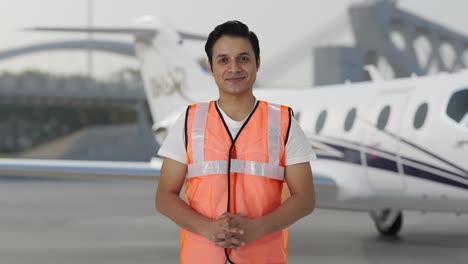 Feliz-Trabajador-Del-Personal-De-Tierra-Del-Aeropuerto-Indio