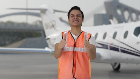 Feliz-Personal-De-Tierra-Del-Aeropuerto-Indio-Mostrando-Los-Pulgares-Hacia-Arriba