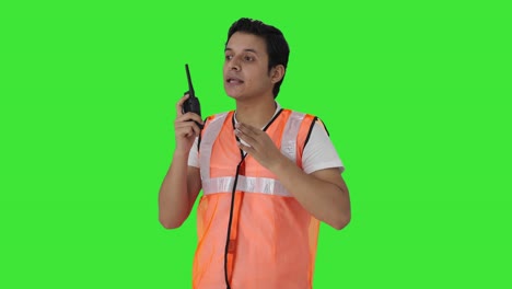 Indischer-Flughafenarbeiter,-Der-Anweisungen-Auf-Dem-Walkie-Talkie-Greenscreen-Gibt