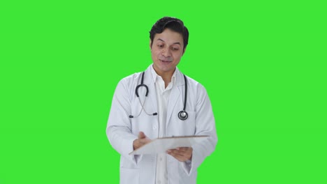 Glücklicher-Indischer-Arzt,-Der-Mit-Dem-Patienten-Auf-Grünem-Bildschirm-Spricht