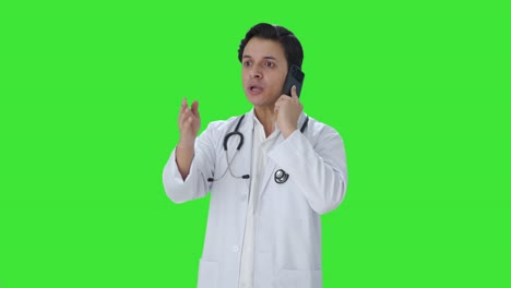 Médico-Indio-Enojado-Gritando-En-La-Pantalla-Verde-Del-Teléfono