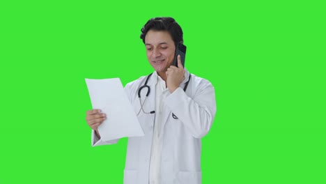 Feliz-Médico-Indio-Explicando-El-Informe-Médico-En-La-Pantalla-Verde-De-Llamada