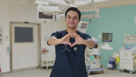 Feliz-Médico-Indio-Mostrando-Signo-De-Corazón