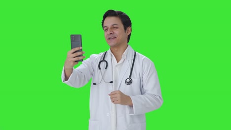 Glücklicher-Indischer-Arzt,-Der-über-Einen-Videoanruf-Mit-Grünem-Bildschirm-Spricht