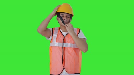 Trabajador-De-La-Construcción-Indio-Que-Lleva-La-Pantalla-Verde-Del-Casco