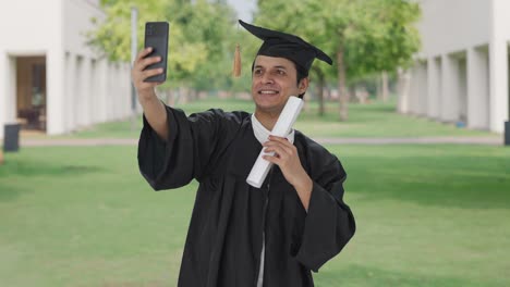 Glücklicher-Indischer-Hochschulabsolvent,-Der-Auf-Selfies-Mit-Abschluss-Klickt
