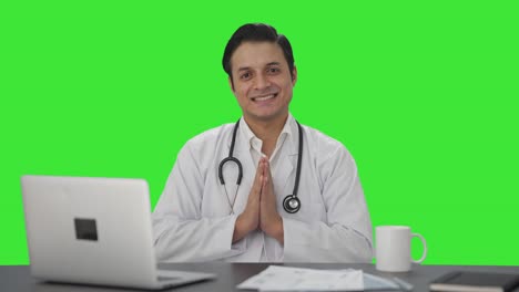 Fröhlicher-Indischer-Arzt,-Der-Namaste-Macht-Und-Grünen-Bildschirm-Grüßt