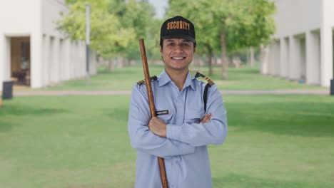 Porträt-Eines-Glücklichen-Indischen-Sicherheitsbeamten