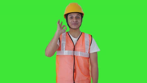 Fröhliche-Indische-Bauarbeiter,-Die-Einen-Grünen-Bildschirm-Mit-Dem-OK-Schild-Zeigen