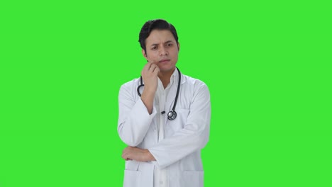 Verwirrter-Indischer-Männlicher-Arzt,-Der-über-Einen-Grünen-Bildschirm-Denkt