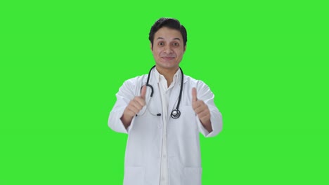 Fröhlicher-Indischer-Arzt-Zeigt-Daumen-Hoch,-Grüner-Bildschirm