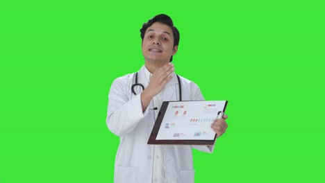Glücklicher-Indischer-Arzt,-Der-Medizinische-Berichte-Auf-Grünem-Bildschirm-Erklärt