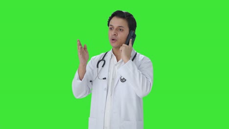 Indischer-Arzt-Spricht-Am-Telefon-Mit-Grünem-Bildschirm