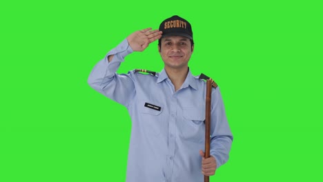 Fröhlicher-Indischer-Sicherheitsbeamter-Grüßt-Jemanden-Auf-Grünem-Bildschirm