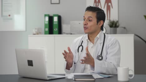 Glücklicher-Indischer-Arzt,-Der-Bei-Einem-Videoanruf-Spricht