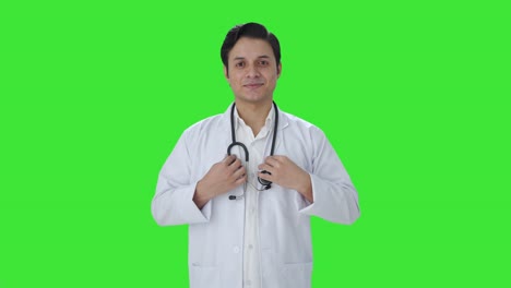Fröhlicher-Indischer-Arzt,-Der-Stethoskop-Auf-Die-Schultern-Legt,-Grüner-Bildschirm