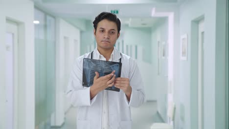 Triste-Médico-Indio-Explicando-El-Informe-De-Rayos-X-Al-Paciente