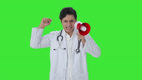 Médico-Indio-Protestando-Por-La-Pantalla-Verde-De-Los-Derechos.