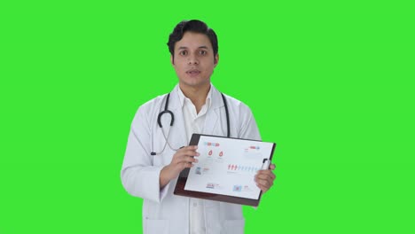 Indischer-Arzt-Erklärt-Medizinische-Berichte-Auf-Grünem-Bildschirm