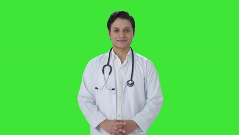 Glücklicher-Indischer-Arzt,-Der-Zum-Grünen-Bildschirm-Der-Kamera-Lächelt