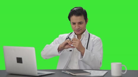 Glücklicher-Indischer-Arzt,-Der-Den-Grünen-Bildschirm-Der-Injektion-Ausfüllt