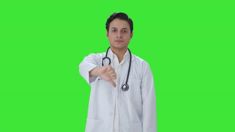 Enttäuschter-Indischer-Arzt-Zeigt-Daumen-Nach-Unten-Auf-Grünem-Bildschirm