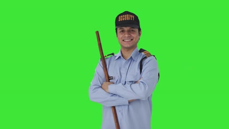 Porträt-Eines-Glücklichen-Indischen-Sicherheitsbeamten,-Der-Mit-Gekreuzten-Händen-Auf-Grünem-Bildschirm-Steht