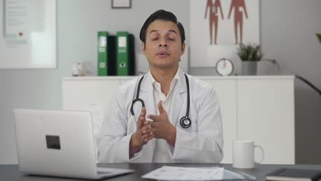 Médico-Indio-Explicando-El-Procedimiento-Al-Paciente.