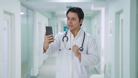 Médico-Indio-Enojado-Gritando-En-Videollamada