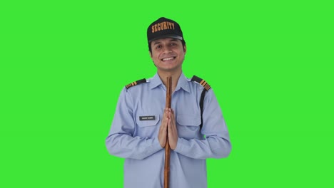 Glücklicher-Indischer-Sicherheitsbeamter,-Der-Namaste-Green-Screen-Macht