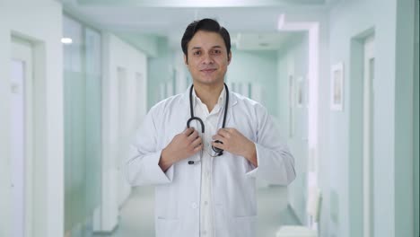 Glücklicher-Indischer-Arzt,-Der-Stethoskop-Auf-Schultern-Legt