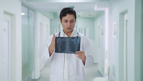 Indischer-Arzt-Ist-Schockiert,-Nachdem-Er-Den-Röntgenbericht-Gesehen-Hat