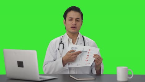 Trauriger-Indischer-Arzt,-Der-Dem-Patienten-Schlechte-Nachrichten-überbringt,-Grüner-Bildschirm