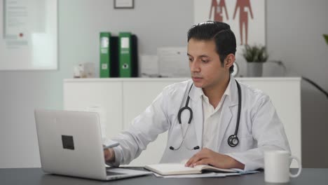 Médico-Indio-Estudiando-Para-Los-Exámenes