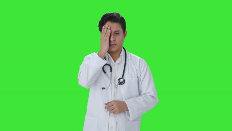 Médico-Indio-Tenso-Trabajando-Largas-Horas-En-Pantalla-Verde