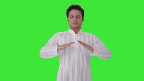 Indischer-Mann-Beim-Einatmen-Und-Ausatmen,-Übung-Auf-Grünem-Bildschirm